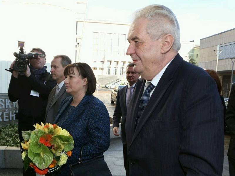Miloš Zeman s manželkou před Krajským úřadem v Ústí nad Labem.