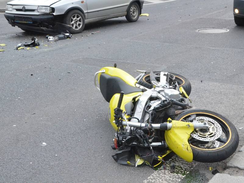 Nehoda motorkáře a auta ve Velké Hradební v Ústí.
