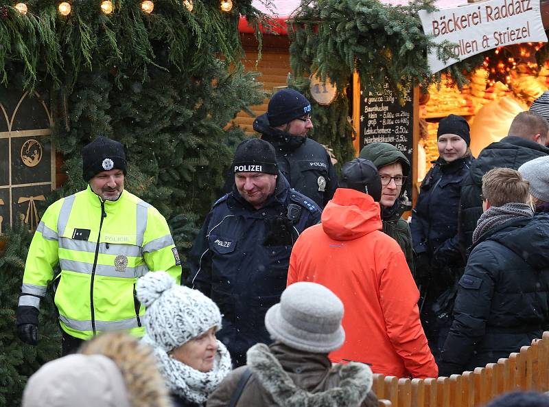 Vánoční trhy v Drážďanech střeží němečtí policisté společně s českými. Ve společných hlídkách procházejí o víkendech přímo tržnici.