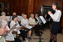 Pěvecký sbor seniorů z Krásného Března si zazpíval s Karlem Poláčkem a kamarády