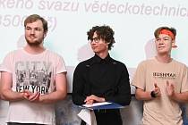 Student Gymnázia Teplice Jakub Valoušek na přehlídce Středoškolské odborné činnosti s projektem Domácí absorpční spektroskopie získal druhé místo.