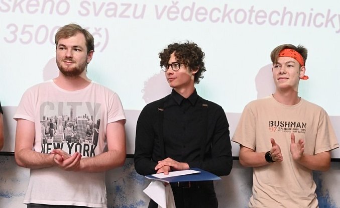 Student Gymnázia Teplice Jakub Valoušek na přehlídce Středoškolské odborné činnosti s projektem Domácí absorpční spektroskopie získal druhé místo.