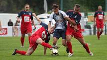 V televizním utkání porazily Hostovice před parádní návštěvou hosty z Chabařovic (červené dresy) 6:1.