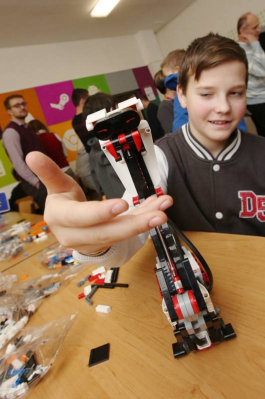 V ZŠ Neštěmická v Ústí nad Labem mají nově vybudovanou učebnu robotiky.