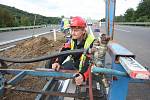 Práce na z části uzavřeném dálničním úseku u Řehlovic finišují. Po novém asfaltovém povrchu nyní dělníci osazují svodidla. Oprava pravé strany dálnice D8 u Řehlovic komplikuje dopravu mezi Teplicemi a Ústím.
