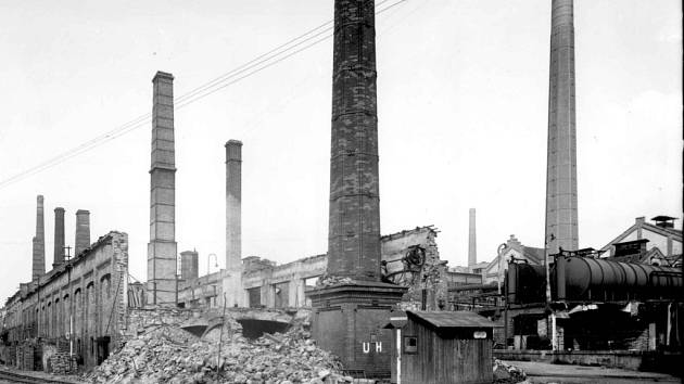 Jenom několik set metrů od rozbombardovaného depa se nacházel rozlehlý areál ústecké chemičky. Snímek z chemičky ukazuje, jak dopadla továrna po dubnovém bombardování v roce 1945.