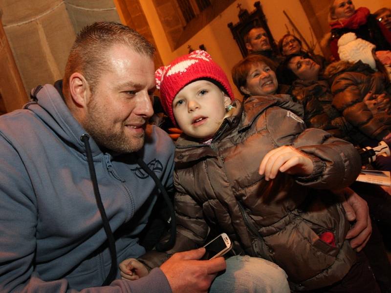 Ústečané se připojili k akci Česko zpívá koledy. Kostel Nanebevzetí Panny Marie zaplnili do posledního místa.