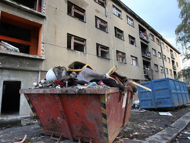 Jeden z domů mezi ulicemi Sklářská a Průmyslová jeho majitel opravuje. Nepořádku vynosili dělníci tolik, že se nevejde ani do přistaveného kontejneru. Budou zde nové byty. Nepořádek okolo ale zůstane, není na jeho pozemcích. 