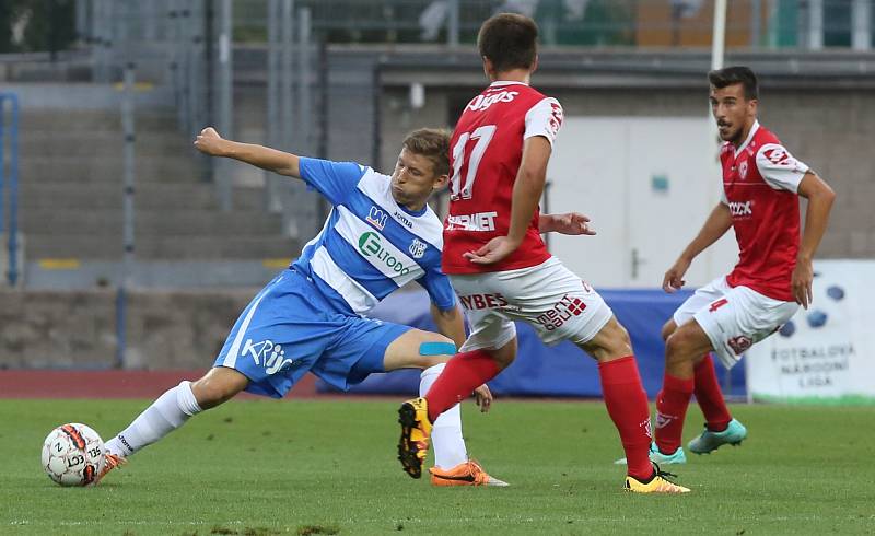 Ústečtí fotbalisté (pruhovaní) doma porazili Pardubice 2:0.