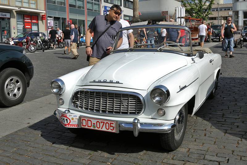 Již 21. ročník srazu historických vozidel s názvem Ústecká veterán rallye se v sobotu odehrál na Mírovém náměstí a na parkovišti u OC Olympia.