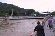 Ústí nad Labem se ve středu 13. srpna 2002 připravovalo na kulminaci Labe. Snímky jsou z centra města, předmostí a u přítoku Bíliny.
