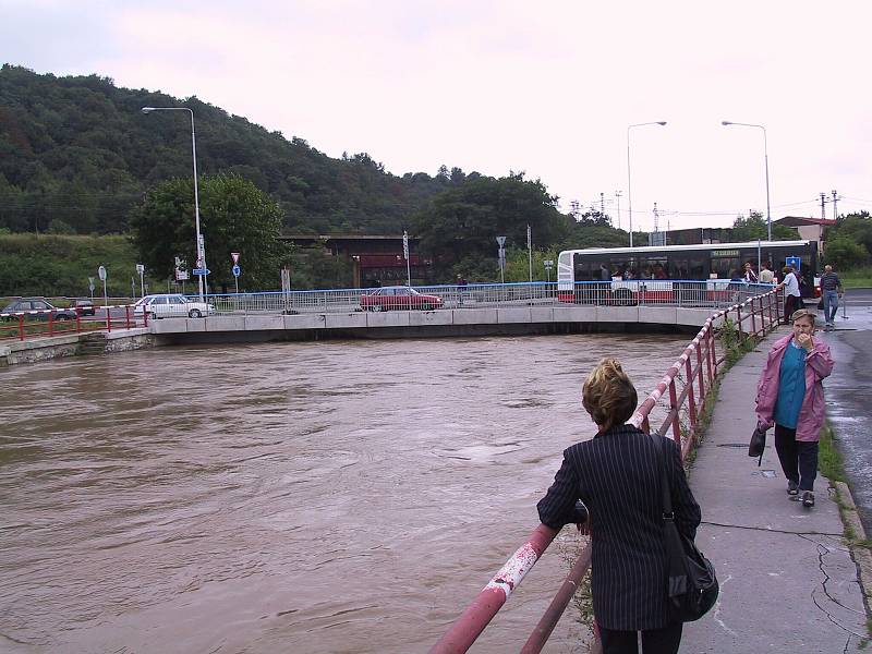 Ústí nad Labem se ve středu 13. srpna 2002 připravovalo na kulminaci Labe. Snímky jsou z centra města, předmostí a u přítoku Bíliny.