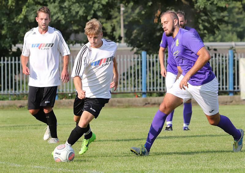 Fotbalisté Velkého Března (bíločerní) po vyrovnaném průběhu porazili Přestanov (fialovo-bílí) 3:2.