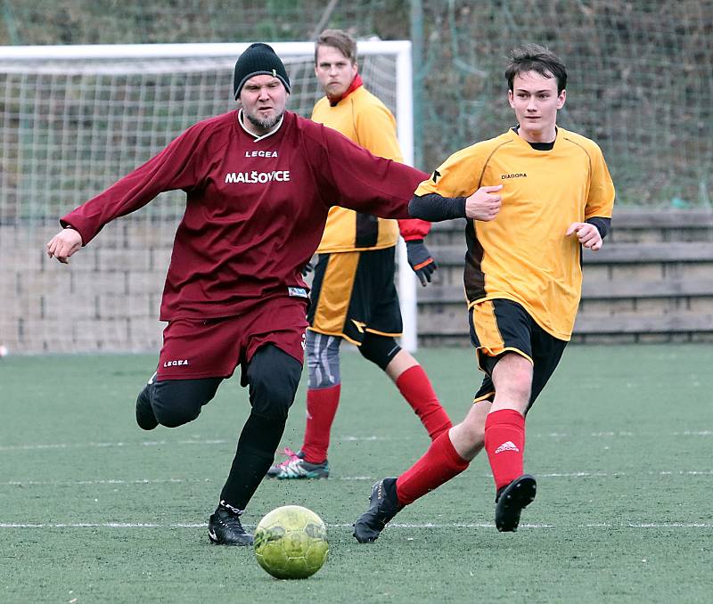 Memoriál Jaroslava Zabloudila v Neštěmicích, utkání FK Malšovice (červení) - FK Neštěmice B (žlutí) skončilo remízou 4:4.