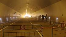 Požár dvou aut likvidovali hasiči v tunelu Radejčín na dálnici D8. 