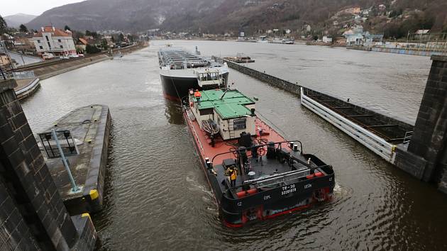 Obří tanker se vydal na cestu z Lovosic. V Ústí ho čekala střekovská zdymadla