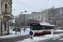 Trolejbus městské hromadné dopravy v Ústí nad Labem dne 18. ledna 2024 u zastávky Divadlo.