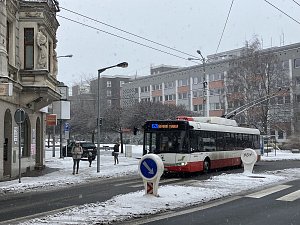 Trolejbus městské hromadné dopravy v Ústí nad Labem dne 18. ledna 2024 u zastávky Divadlo.