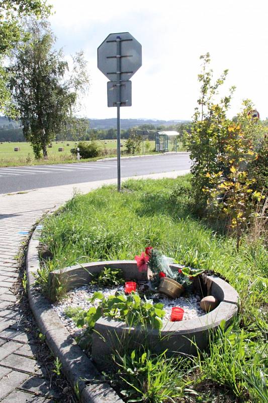 Křižovatka na silnici I/13 mezi Libouchcem a Žďárem, kde při nehodě zemřeli dva lidé