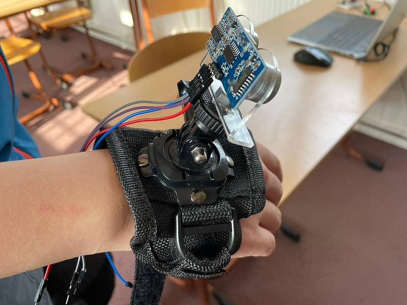 V ústeckém CoderDojo pracovaly děti na prototypu rukavice pro nevidomé, přihlásily ji do soutěže.