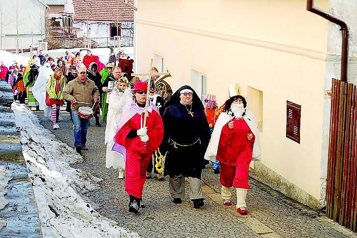 Masopustní hry byly v minulosti oblíbené především u mládeže, která díky nim měla možnost si povyrazit a zašpásovat.