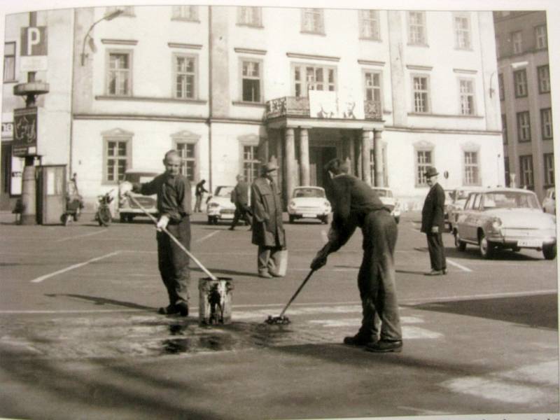 Komentářů moc netřeba, historické snímky z ústeckých ulic mluví samy za sebe. Pamětníci už mohou jen vzpomínat.