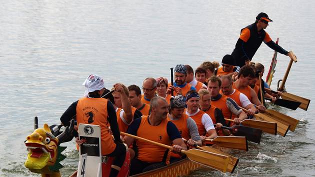 Celoroční soutěž Dragon Grand Prix 2012 absolvovalo 242 sportovních kolektivů. O víkendu na umělém kanálu v Račicích bylo finále.