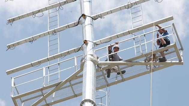 Instalace světel na fotbalovém stadionu.