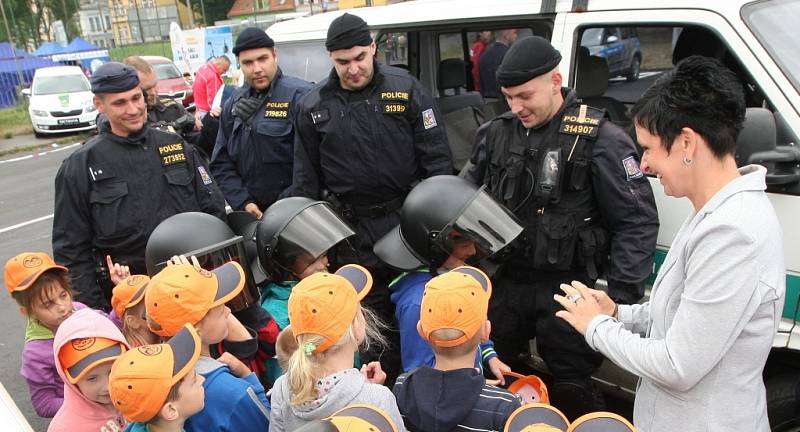 Dopoledne plné nadšení a vzrušení zažilo na pět stovek dětí při ukázkách zásahů.