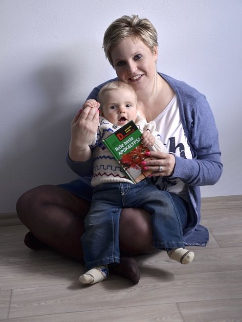 Autorka Veronika Černucká se svou novou knihou a synem Martínkem.