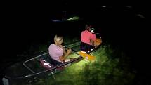Na paddleboardu se dá na jezeře Miladě jezdit i v noci se speciálním osvětlením. Pak můžete vidět i obří sumce.