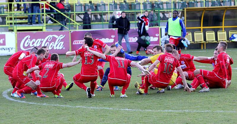 Ústečtí fotbalisté (červení) zvítězili na půdě HFK Olomouc 3:1.