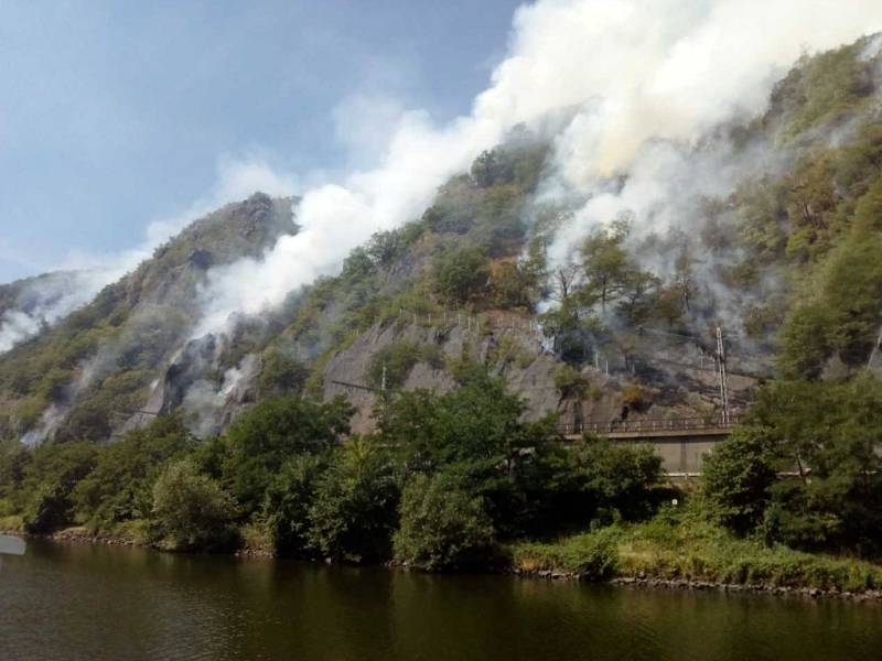 Požár v Labském kaňonu, focený z paluby lodi Porta Bohemica.