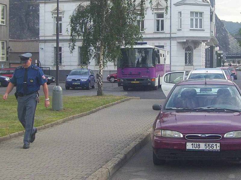 Autobus, ze kterého vystoupili obžalovaní a odešli s vězeňskou stráží do budovy