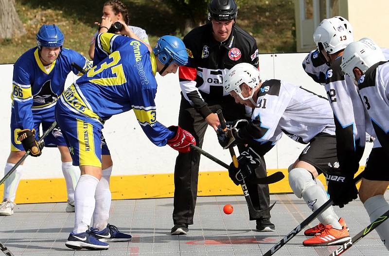 Hokejbal 2. liga - Čechy Sever. Ústecká Vlčí smečka (šedočerní) rozdrtila Killers Litoměřice (modří) 9:0.