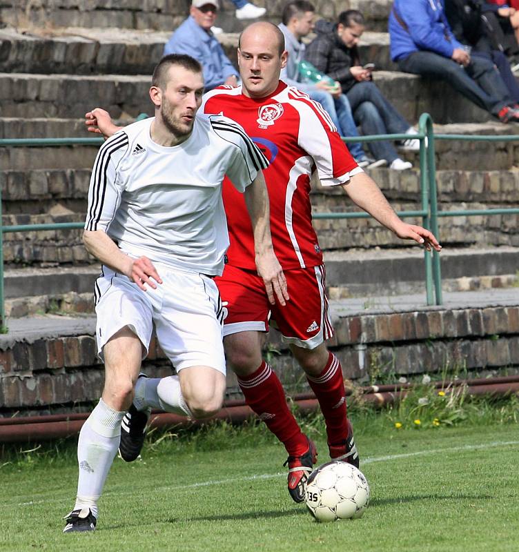 Fotbalisté Neštěmic (červení) doma porazili Modrou 2:1. 