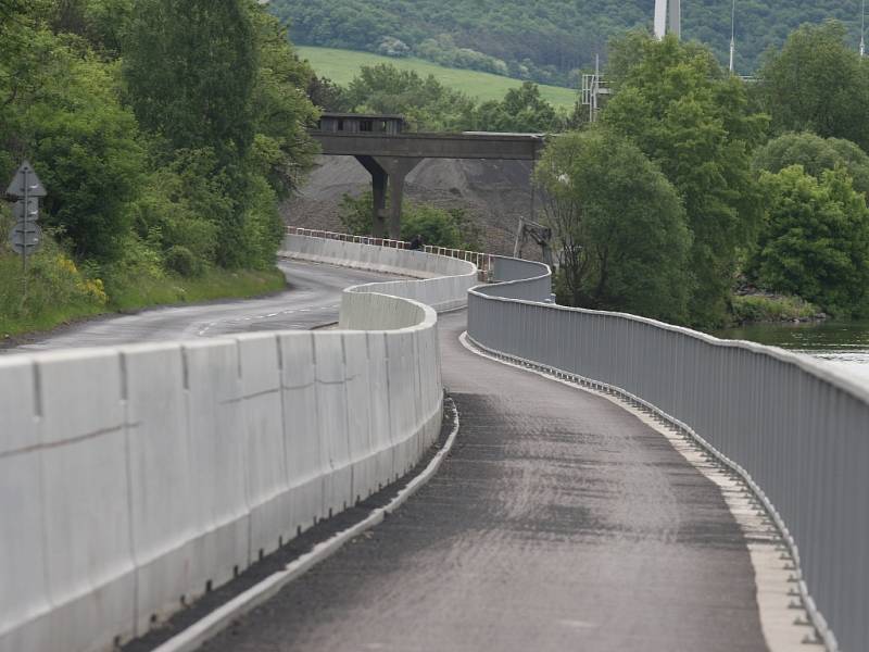 Po novém úseku cyklostezky se už týdny prohánějí cyklisté. Dělníci tu však stále dokončují terénní úpravy, vyměňují poškozené obrubníky, doplňují značení. 