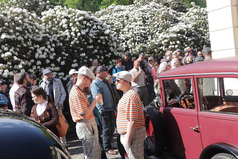 Na zámku ve Velkém Březně se jel závod historických vozidel a motocyklů o Pohár hraběte Chotka.