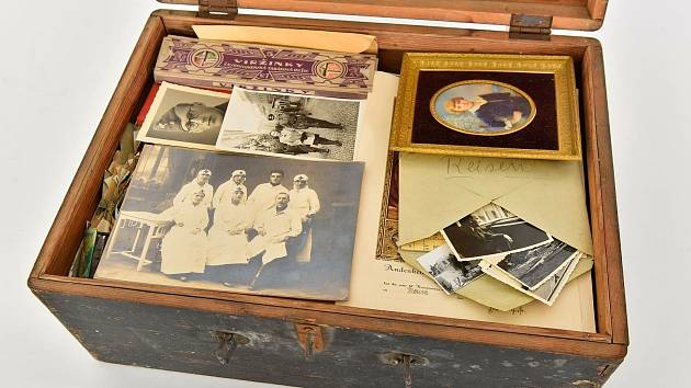 Rodinné poklady neštěmického lékaře zůstaly skryty od odsunu až dodnes. Prohlédnout si unikátní snímky a dokumenty nebo další cennosti můžete na výstavě v Globusu.