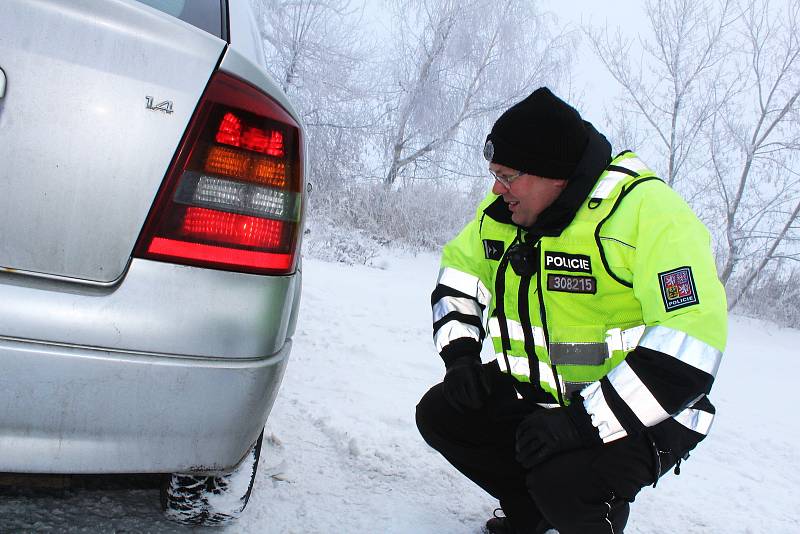 Policisté kontrolovali řidiče a zimní výbavu jejich vozidel u Nakléřova na Ústecku.