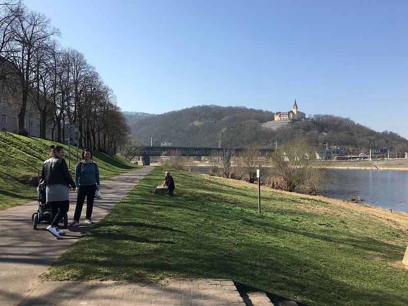 Ze Střekovského nábřeží během středečního dopoledne.