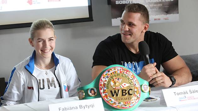 Fabiana Bytyqi a Tomáš Šálek na tiskové konferenci.