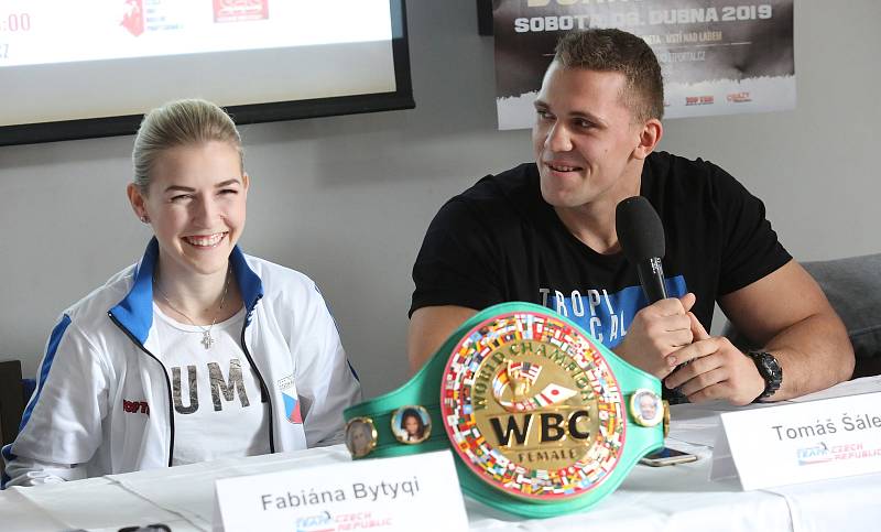 Fabiana Bytyqi a Tomáš Šálek na tiskové konferenci.