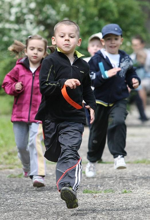 Děti podpořily školku běháním koleček. Budou tak mít nový altánek.