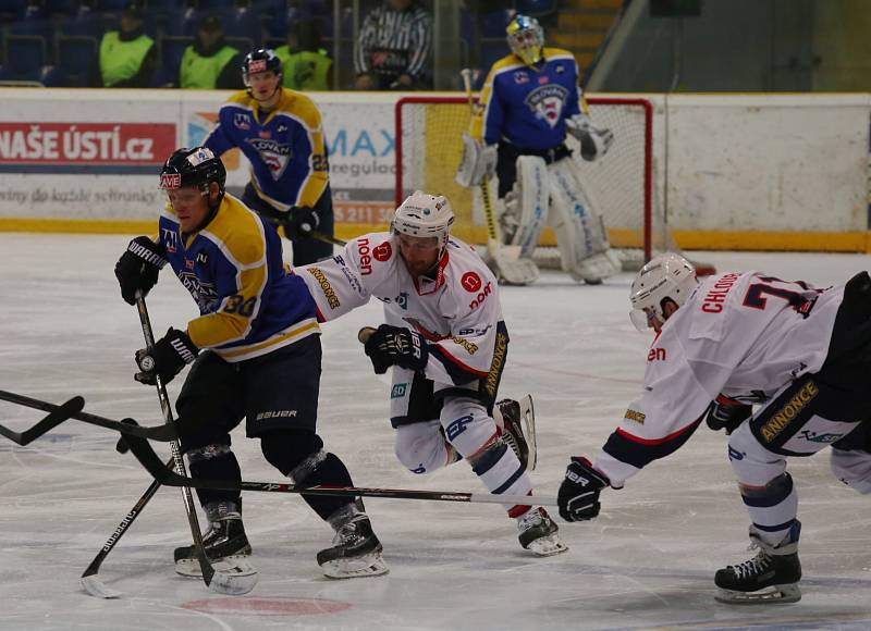 Ústečtí hokejisté (modří) doma prohráli s Chomutovem 1:6 a skončila jim sezona.
