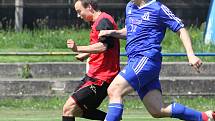 Fotbalisté Chabařovic (v modrém) si poradili s Hostovicemi 4:2. Foto: Deník/Rudolf Hoffmann