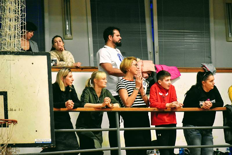 Basketbalové derby mezi Slunetou Ústí nad Labem a Děčínem v extralize žáků U14 skončilo vítězstvím domácích 76:60.