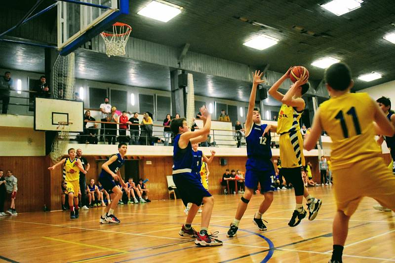 Basketbalové derby mezi Slunetou Ústí nad Labem a Děčínem v extralize žáků U14 skončilo vítězstvím domácích 76:60.