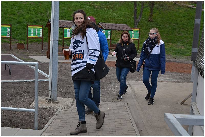 Hokejbalisté Elby Ústí nad Labem (v tmavém) podlehli ve 3. čtvrtfinále extraligy Kladnu 1:5. Foto: Miroslav Vlach