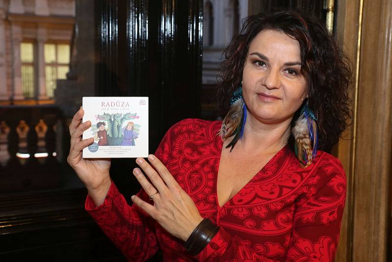 Zpěvačce Radůze pokřtila nové CD herečka Iva Janžurová.
